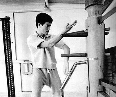 Wing Chun without a partner - bruce lee training on the wooden dummy